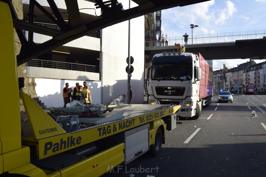 LKW blieb unter Bruecke haengen Koeln Deutz Opladenerstr Deutz Muelheimerstr P143.JPG - Miklos Laubert